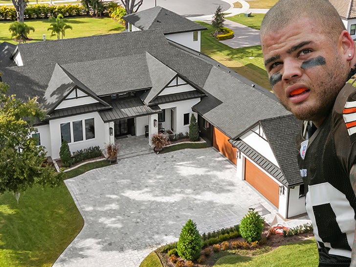 Exterior view of the modern farmhouse-style estate Jeff Faine is selling in Gotha, Florida.