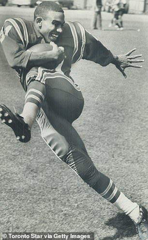 Sherman Lewis running the ball for the New York Jets in the 1960s